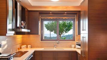 Geladeira grande, micro-ondas, cooktop, lava-louças