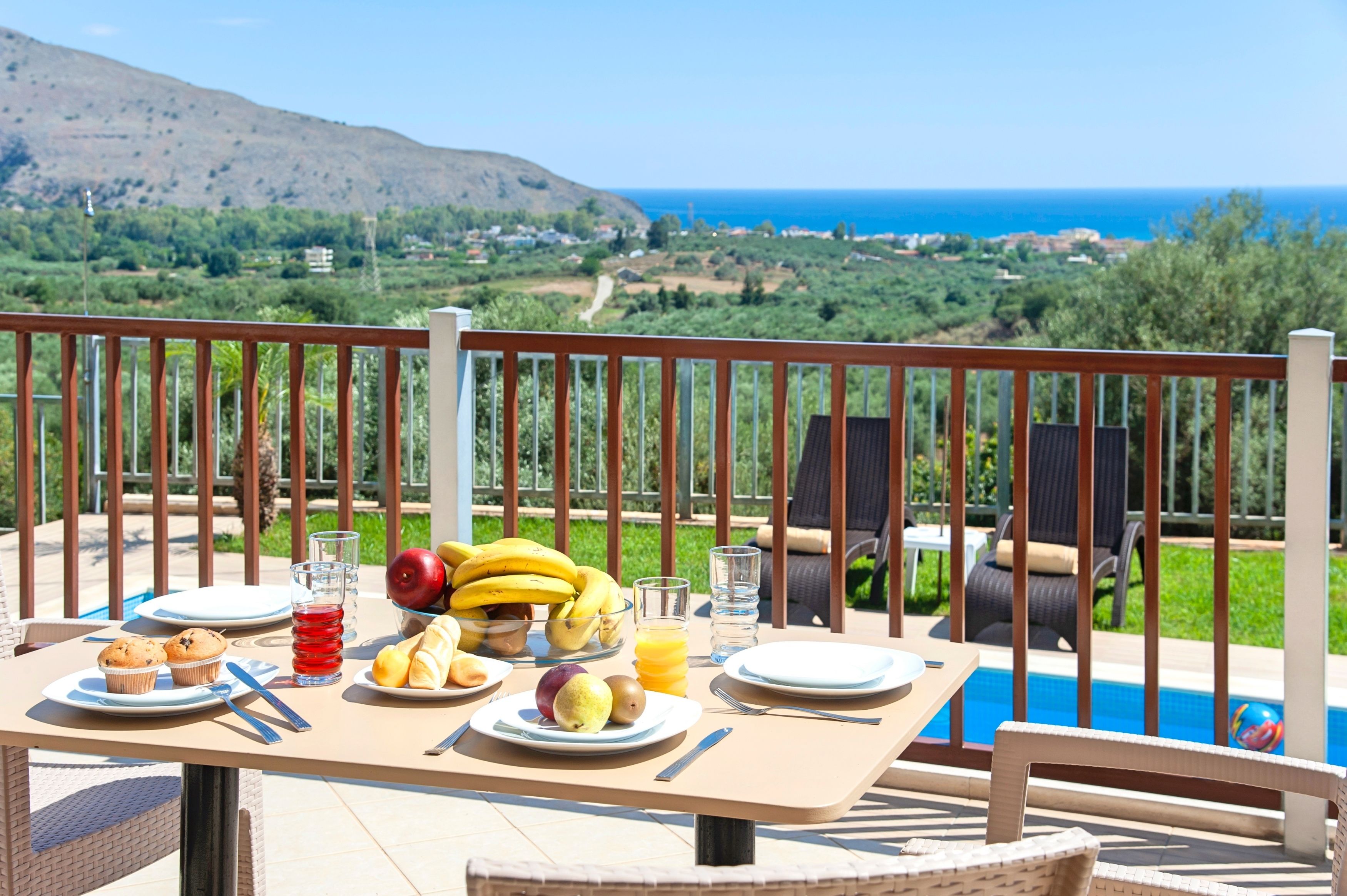 Une table à manger dressée pour le petit-déjeuner, avec vue sur l’océan.