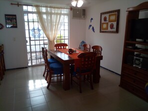 Basic House, 3 Bedrooms, Non Smoking | In-room dining