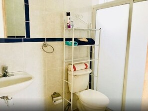 Casa básica, 3 habitaciones, para no fumadores | Baño | Regadera, amenidades de baño gratuitas, secadora de cabello, toallas 