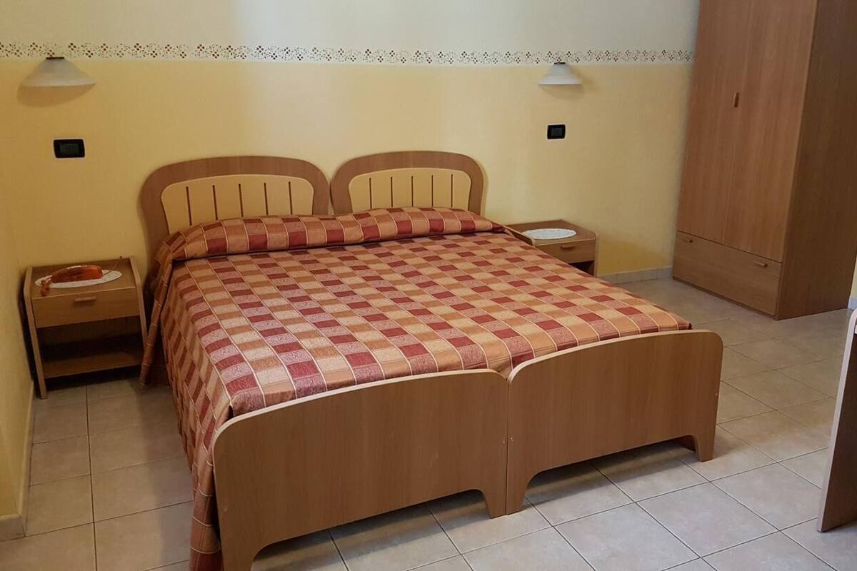 Ropa de cama de alta calidad, escritorio, wifi gratis y ropa de cama