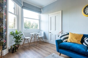 Appartement (1 Bedroom) | Woonkamer | Televisie
