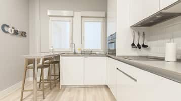 Apartamento Business | Cocina privada | Frigorífico grande, microondas, horno y placa de cocina