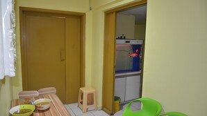 Full-sized fridge, microwave, stovetop, rice cooker - Dubai Creek Backpackers Youth Hostel (Dubai)