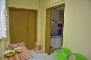 Großer Kühlschrank, Mikrowelle, Herdplatte, Reiskocher