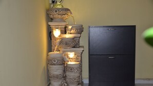 Full-sized fridge, microwave, stovetop, rice cooker - Dubai Creek Backpackers Youth Hostel (Dubai)