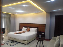 Executive Suite, 1 King Bed, Mountain View | Minibar, in-room safe, desk, iron/ironing board