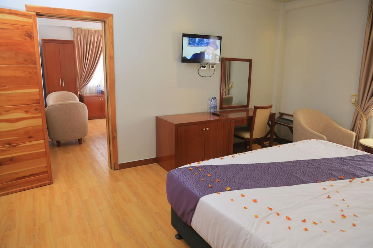 family suite, 2 bedrooms, mountain view, executive level | minibar, in-room safe, desk, iron/ironing board