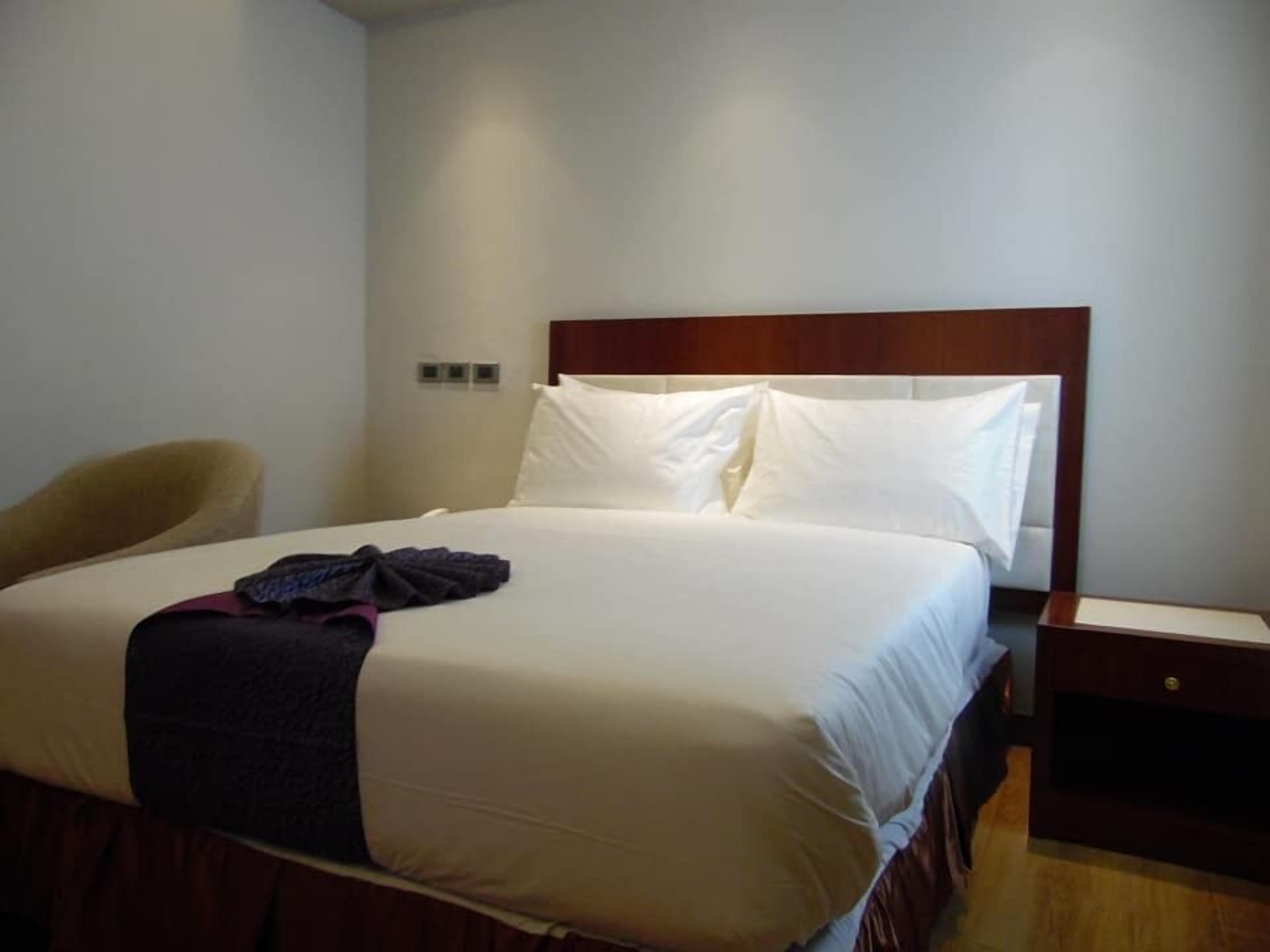 deluxe suite, 1 bedroom, accessible, mountain view | minibar, in-room safe, desk, iron/ironing board