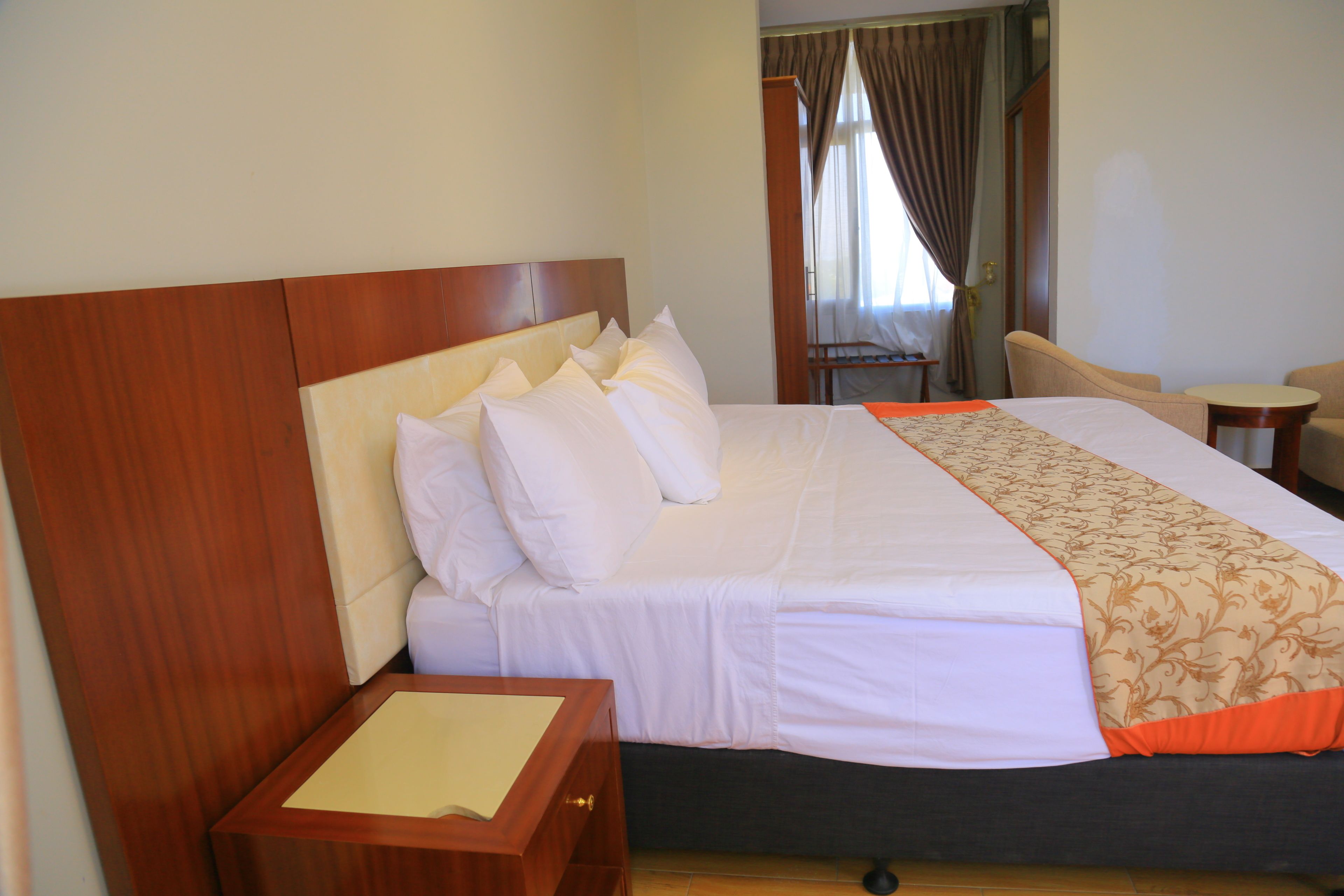 deluxe suite, 1 bedroom, accessible, mountain view | minibar, in-room safe, desk, iron/ironing board