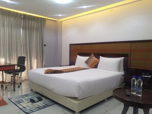 Executive Suite, 1 King Bed, Mountain View | Minibar, in-room safe, desk, iron/ironing board