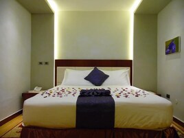 Executive Suite, 1 King Bed, Mountain View | Minibar, in-room safe, desk, iron/ironing board