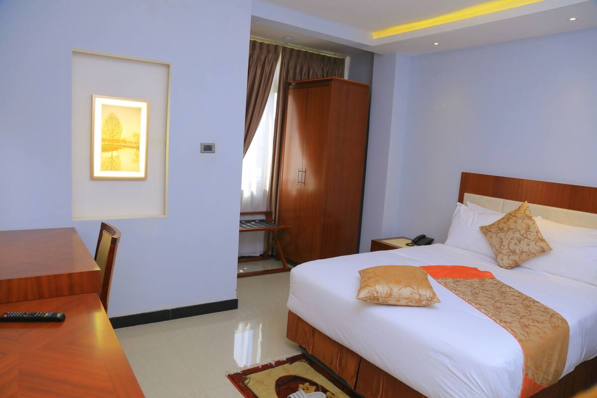 Standard Room | Minibar, in-room safe, desk, iron/ironing board (on request)