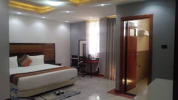 Suite ejecutiva, 1 cama King size, vista a la montaña | Minibar, caja de seguridad en la habitación y escritorio