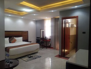 Executive Suite, 1 King Bed, Mountain View | Minibar, in-room safe, desk, iron/ironing board