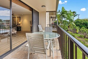 Outdoor dining - Kahaluu Bay Villas Condo Across from Premier Snorkel Beach (Kailua-Kona)