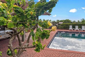 Pool - Kahaluu Bay Villas Condo Across from Premier Snorkel Beach (Kailua-Kona)