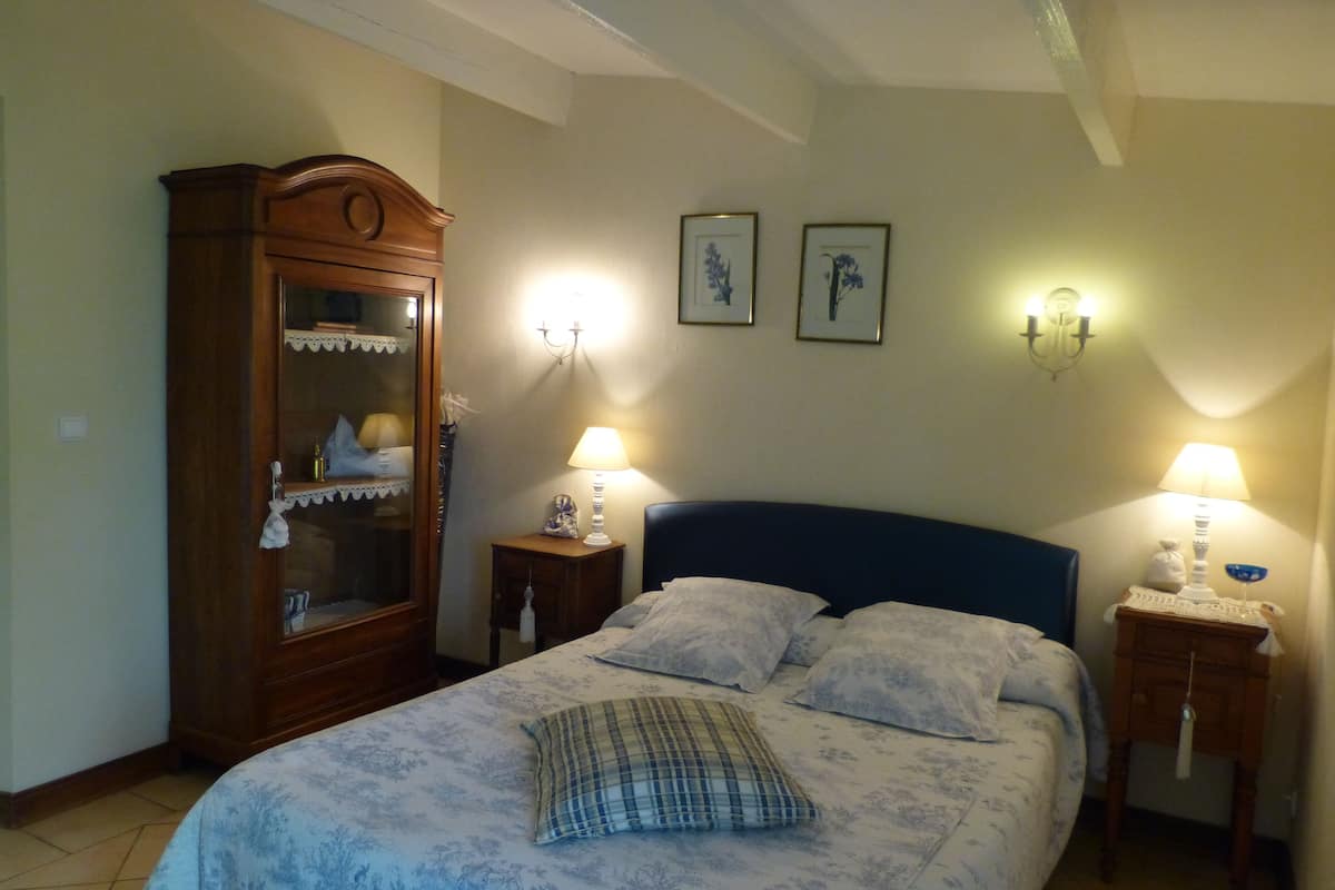 Habitación doble, en el área del jardín (Chambre Blanche) | Ropa de cama de alta calidad, minibar y decoración personalizada