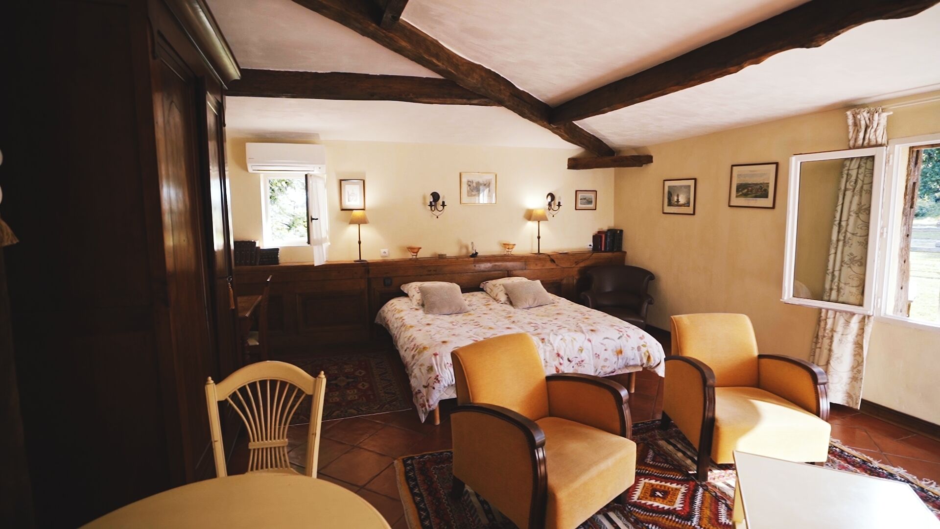 Literie de qualité supérieure, minibar, décoration personnalisée