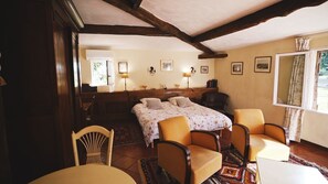 Suite (Ocre) | Literie de qualité supérieure, minibar, décoration personnalisée