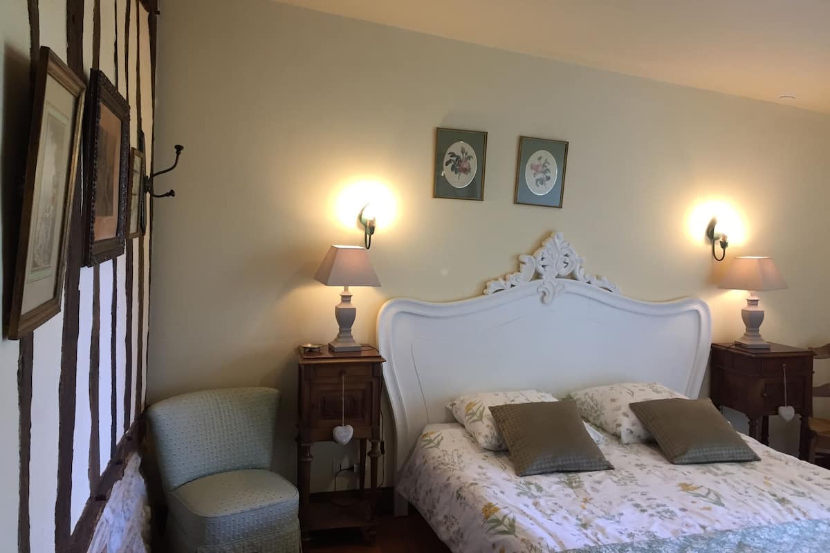 Habitación doble, en el área del jardín (Chambre Verte) | Ropa de cama de alta calidad, minibar y decoración personalizada
