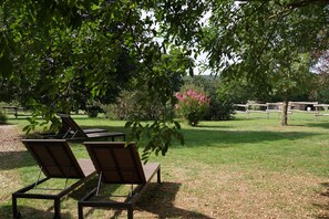 Chambre Double ou avec lits jumeaux, côté jardin (Chambre Pourpre) | Vue sur le jardin