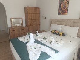 Ropa de cama de alta calidad, escritorio, wifi gratis y ropa de cama