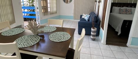 Chalet Premium, 1 cama Queen size y sofá cama, cocina, planta baja | Área de sala de estar | Televisión LCD