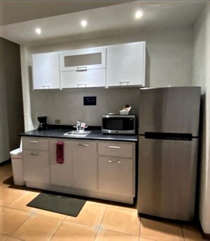 Apartment, 2 Double Beds, Non Smoking | Private kitchen | Fridge, microwave, coffee/tea maker, cleaning supplies