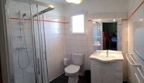 Quarto quádruplo, várias camas, para não fumantes | Banheiro | Chuveiro, produtos de toalete grátis