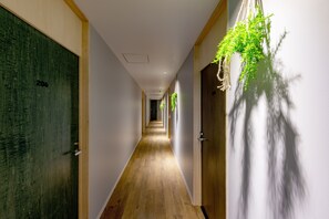Hallway - Plat Hostel Keikyu Minowa Forest (Tokyo)