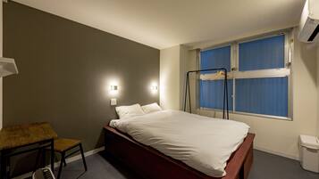 Cortinas opacas, tabla de planchar con plancha, wifi gratis