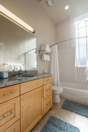 Combined shower/bathtub, hair dryer - Downtown Provo Unique Apartment (Unit #6) (Provo)