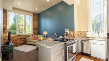 Réfrigérateur, micro-ondes, four, plaque de cuisson