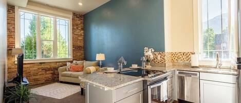 Kjøleskap, mikrobølgeovn, ovn og kokeplater