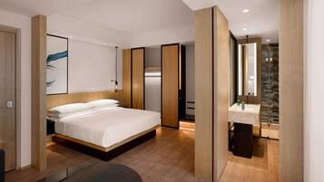 Premium bedding, in-room safe, laptop workspace, blackout drapes