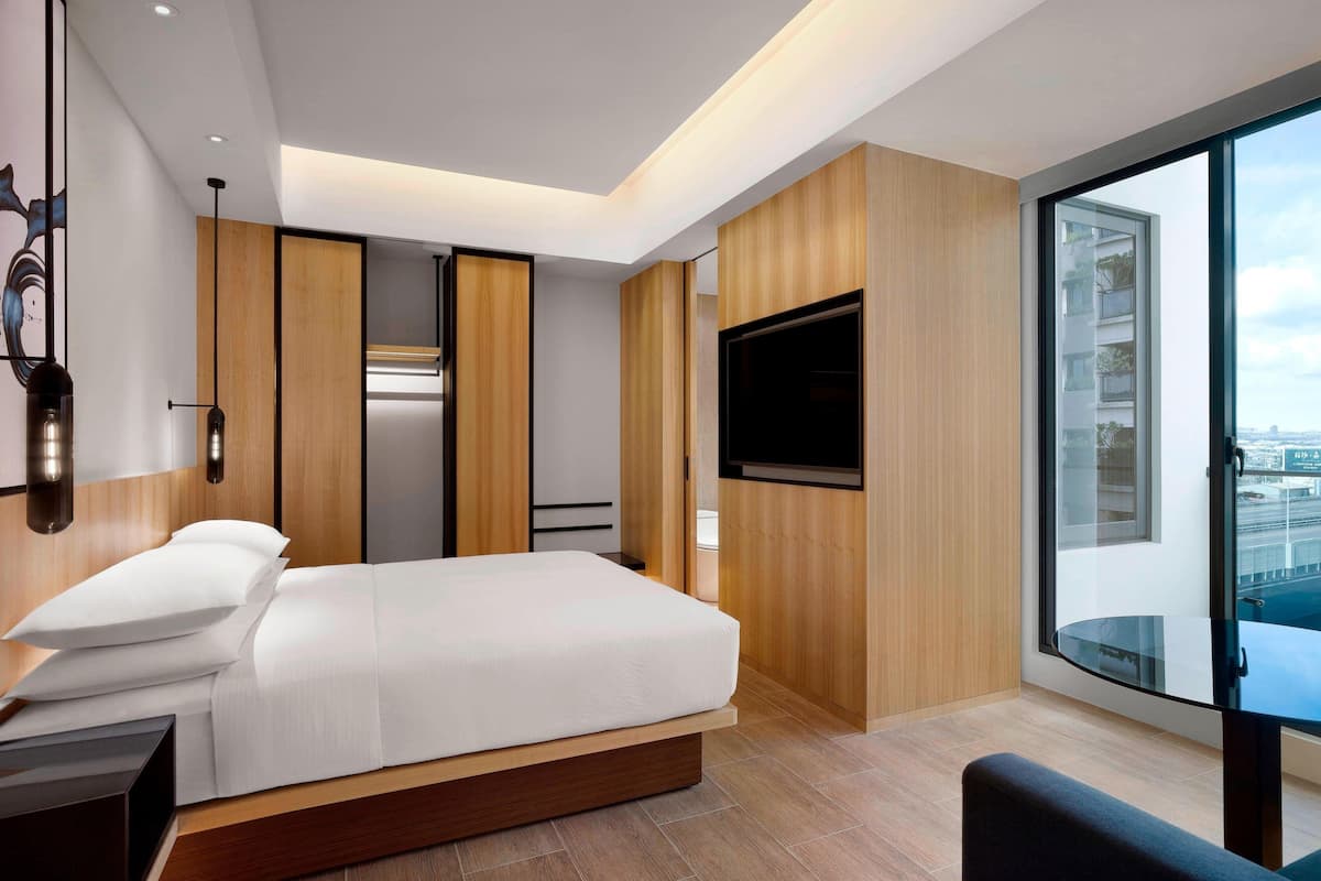 Room, 1 King Bed, Non Smoking | Premium bedding, in-room safe, laptop workspace, blackout curtains