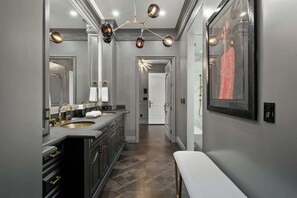 Hair dryer, towels, soap, shampoo - Olympia Luxe Estate (Los Angeles)