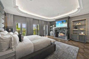 4 camere, una cassaforte in camera, una scrivania, ferro/asse da stiro