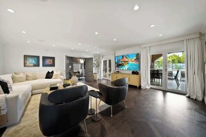 Smart TV, caminetto, studio