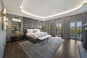 4 bedrooms, in-room safe, desk, iron/ironing board - Olympia Luxe Estate (Los Angeles)
