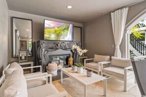 Smart TV, caminetto, studio