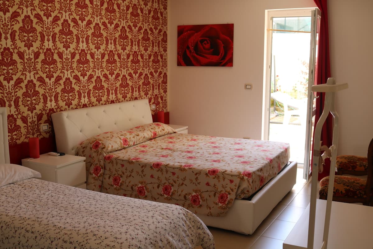 Quarto triplo, sacada, vista para o jardim | Escrivaninha, quartos à prova de som, berços (sobretaxa)