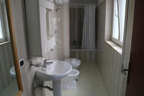 Bathroom - Le Tre Rose Bed & Breakfast (Casamassima)
