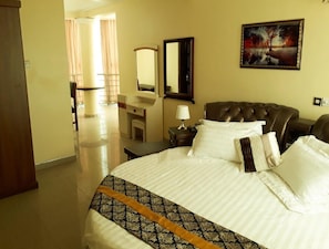 Deluxe Double Room, Non Smoking | Individually decorated, desk, free WiFi, bed sheets - Jobyco Hotel (Accra)