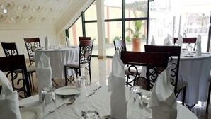 2 restaurants; breakfast, lunch and dinner served  - Jobyco Hotel (Accra)