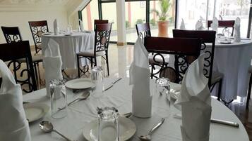 2 restaurants, breakfast, lunch served; local and international cuisine