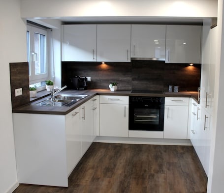 Full-sized fridge, microwave, oven, stovetop. Casa Perla Bianca