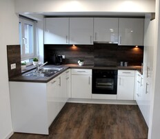 Full-size fridge, microwave, oven, stovetop