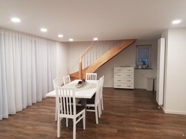 Full-size fridge, microwave, oven, stovetop